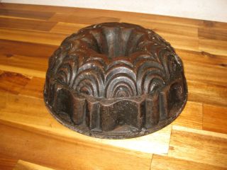 Very Old Antique Cast Iron Bundt Pan,  Enamelled 2761 G photo