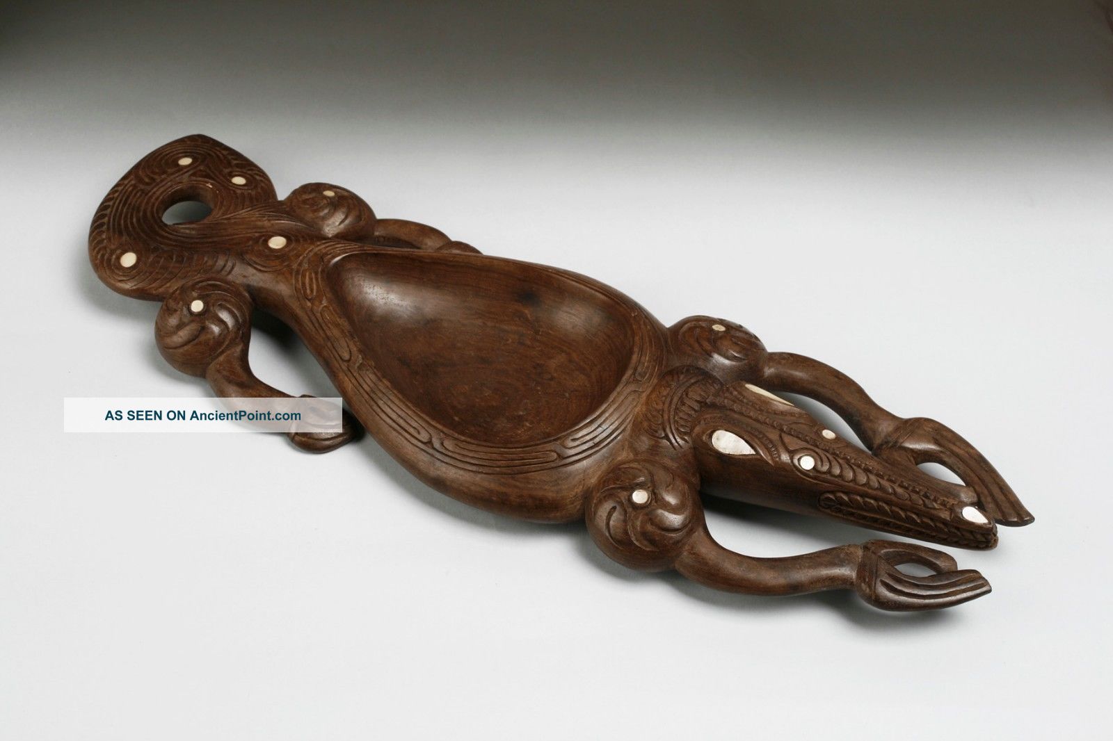 Old Zealand - Maori Carved Wood Bowl / Crocodile Effigy/ Oceanic - South Pacific Pacific Islands & Oceania photo