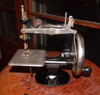 Singer Toy Sewing Machine Model 20 Cast Iron Black Enamel Hand Crank - Vintage photo