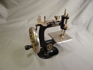 Antique Small Black The Singer Mfg Co Metal Iron Hand Crank Table Sewing Machine photo