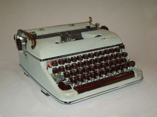 Great Old Vtg 1950 ' S Olympia Sm3 Deluxe Typewriter West German Portable W/ Case photo