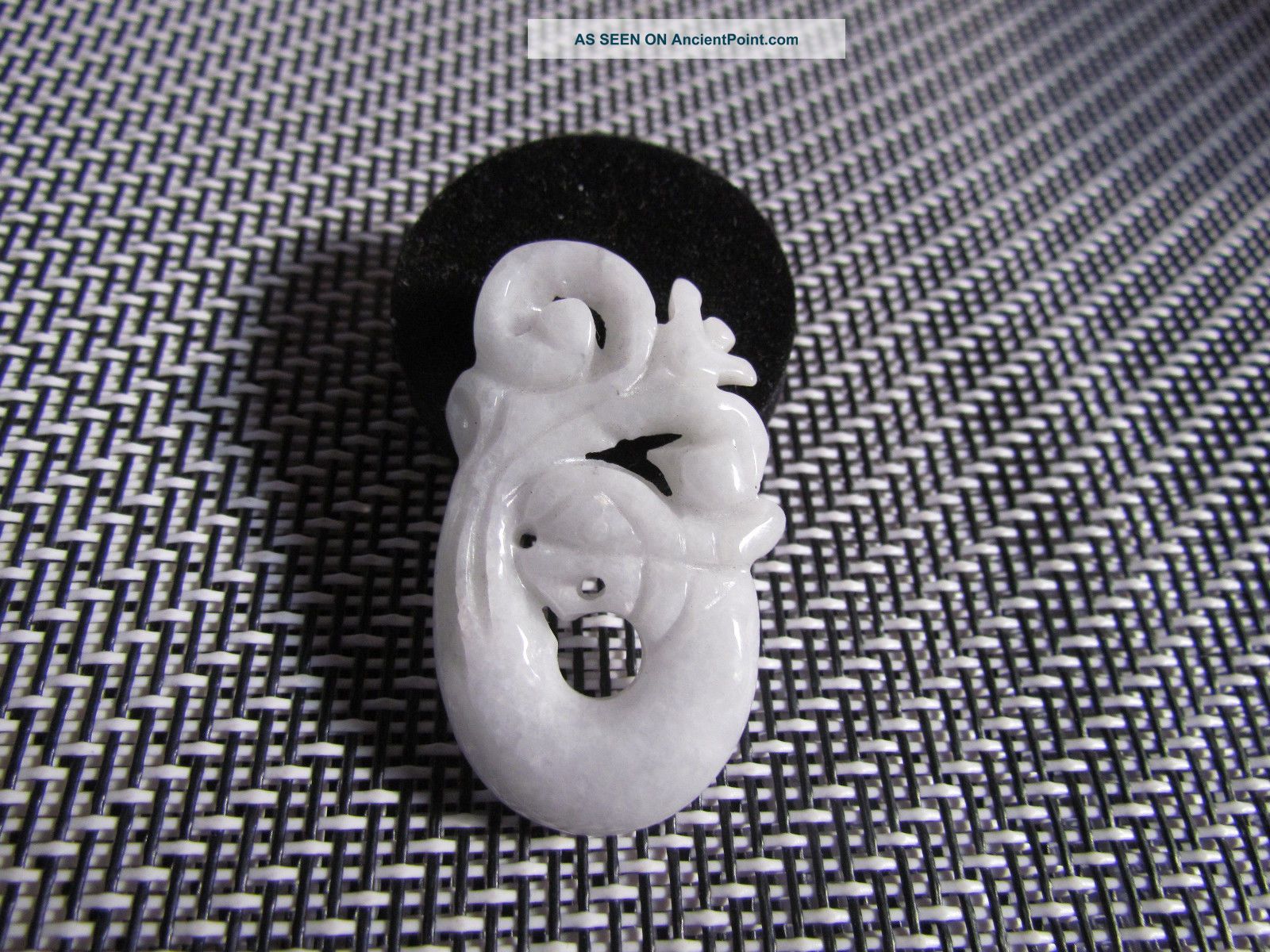 Aaaaa Chinese Hand - Carved Natural Jewelry Nobility Wearing Jade Pendants Dragon Necklaces & Pendants photo