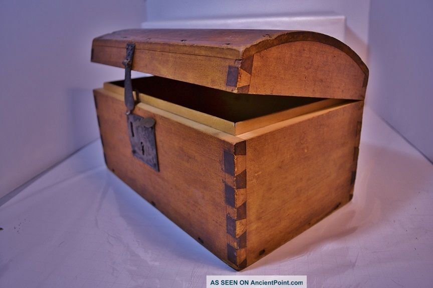 Old Dome Top Trunk Primitive Wood ' Dove - Tailed ' - Box - Great Early Americana Unknown photo