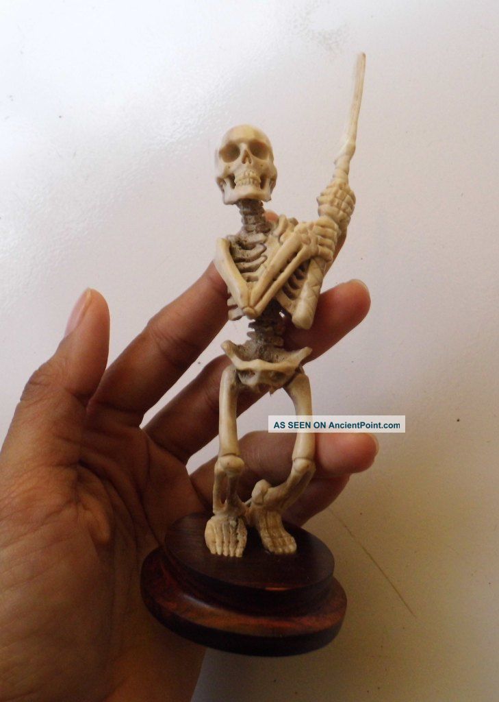 Bali Netsuke Skull Skeleton Samurai Sword Statue From Deer Antler Carved_v30 Statues photo