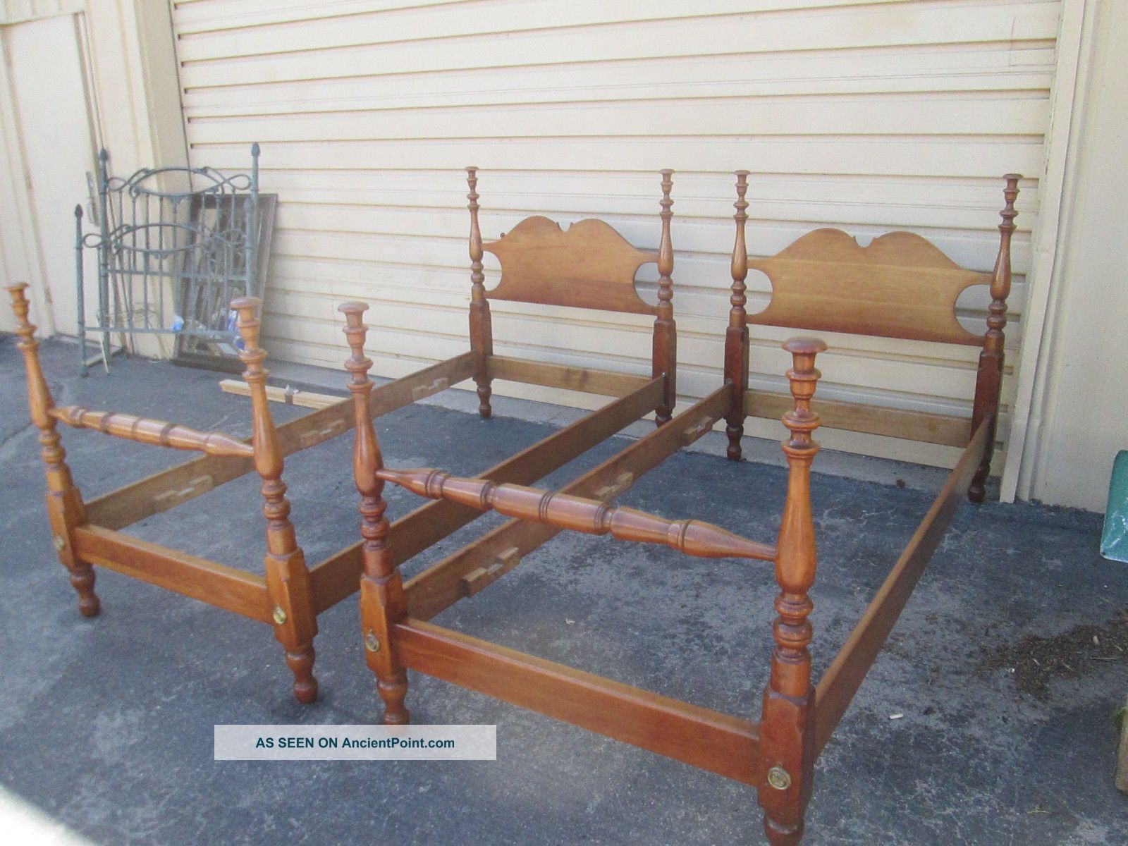 56792 Pair Stickley Solid Cherry Twin Beds Bed S Post-1950 photo