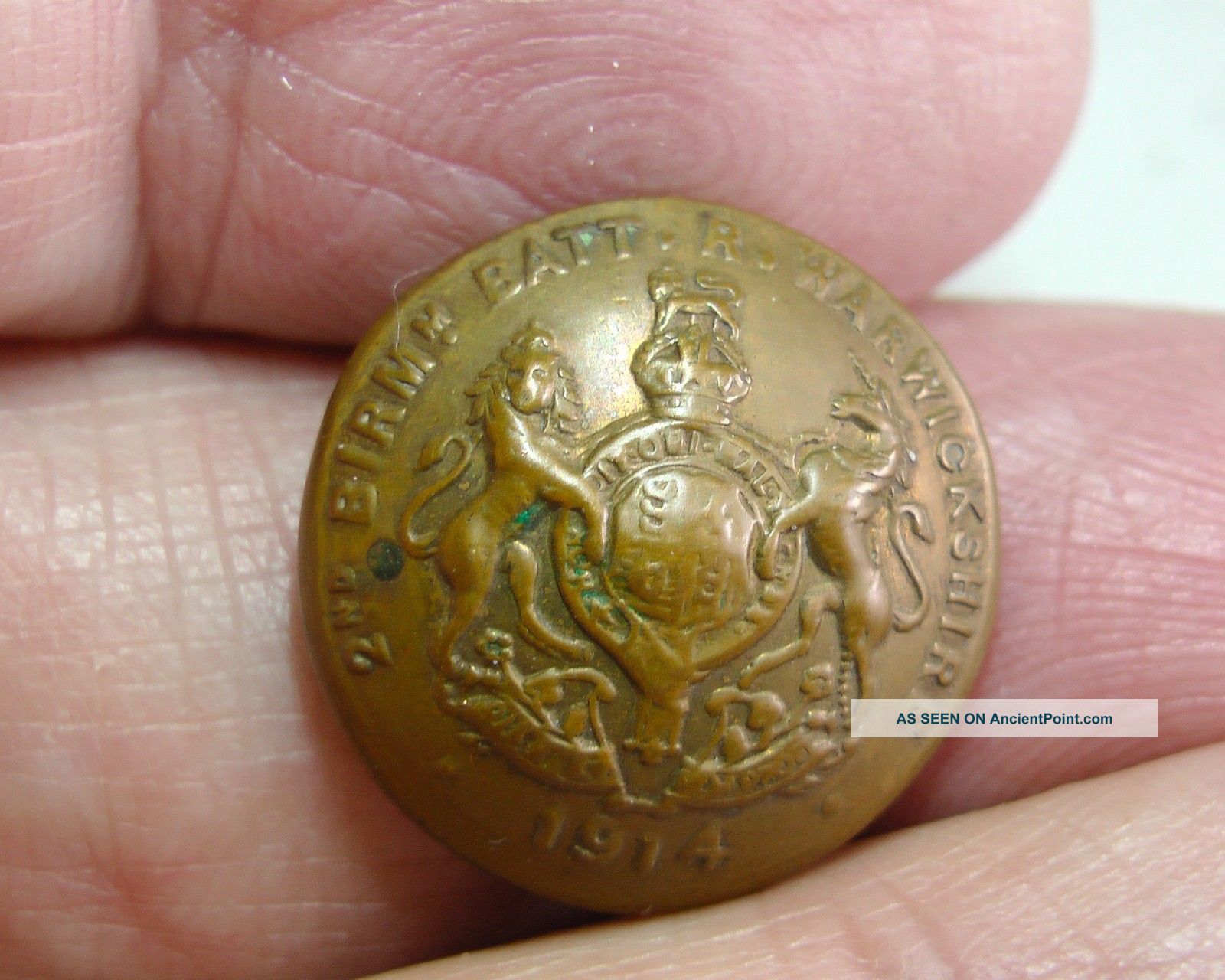 1914 - 1919 (1st Birmingham) Batt Royal Warwickshire Regiment Cuff Button By Gaunt Buttons photo