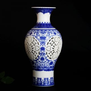 Chinese Blue & White Hollow Hand - Painted Vase W Qianlong Mark Csy852 photo