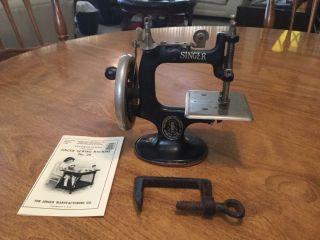 Cute Rare 1922 Antique Vintage Singer 20 Small Child Mini Toy Sewing Machine See photo