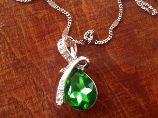 A Really Ladies Necklace With A Green Stone ' Beach Find photo