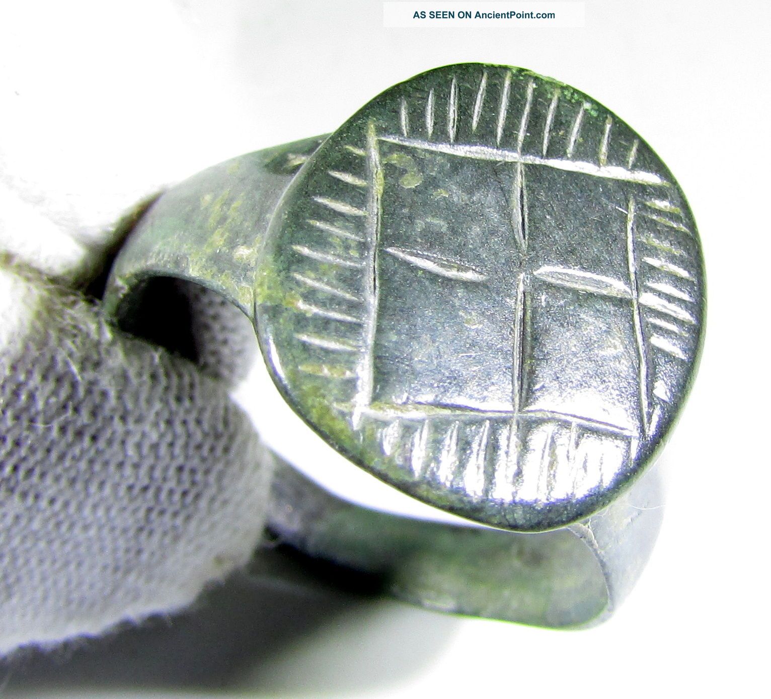 Ancient Roman Bronze Ring With Decorated Bezel - Wearable - Cd51 Roman photo