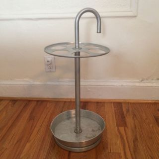 Warren Mcarthur Aluminum Umbrella Stand photo