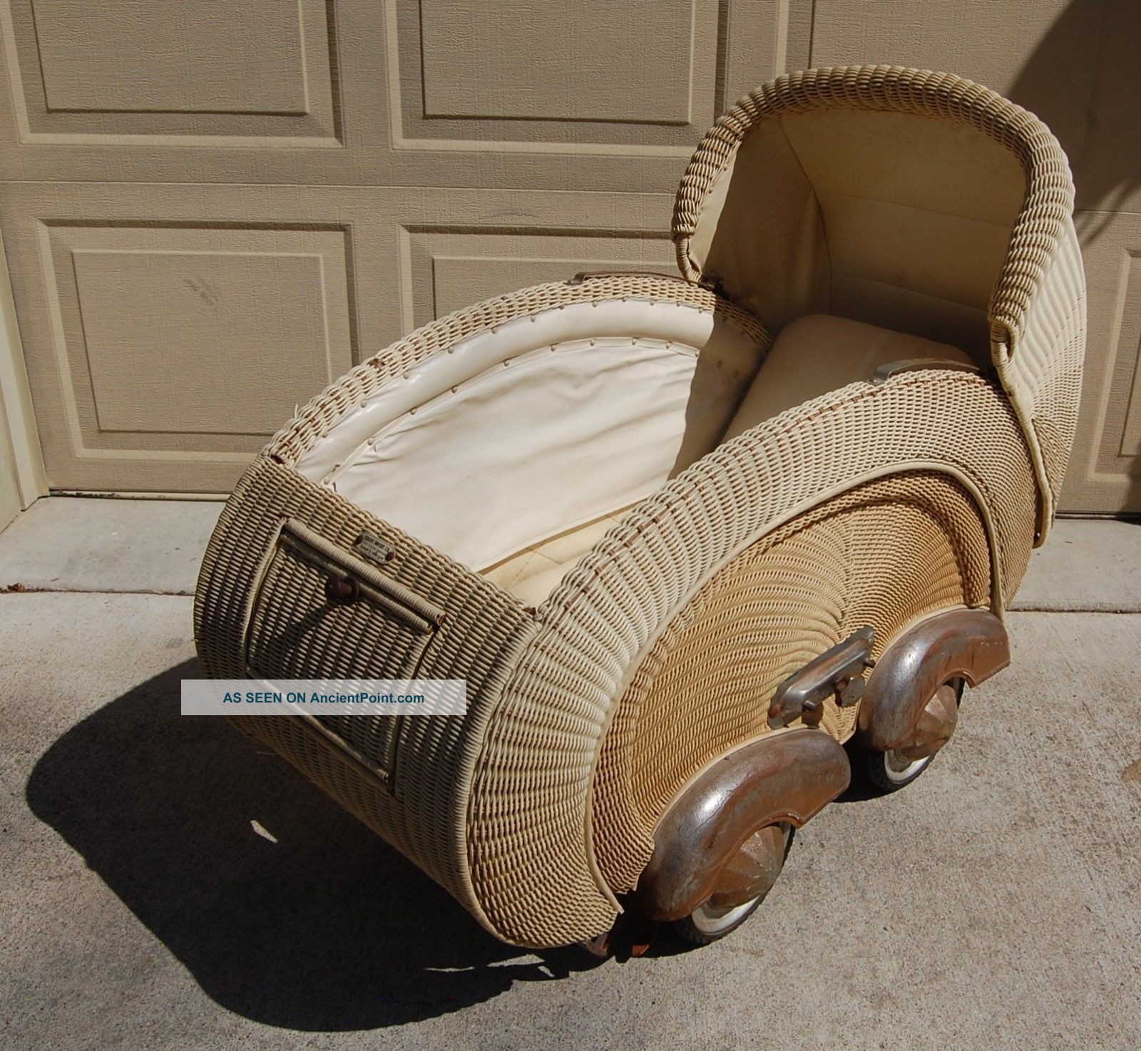 Vintage Cream Wicker Baby Stroller Buggy With Metal Fenders,  Spring Suspension Baby Carriages & Buggies photo