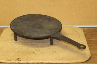 Fantastic Late 17th C Pilgrim Period Cast Iron Footed Griddle Fluted Handle photo