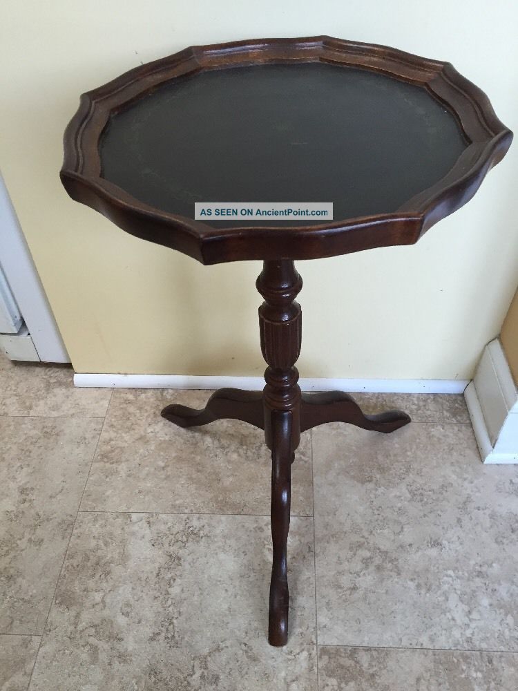 Small Mahogany Pie Crust Leather Top Table - Taiwan Unknown photo