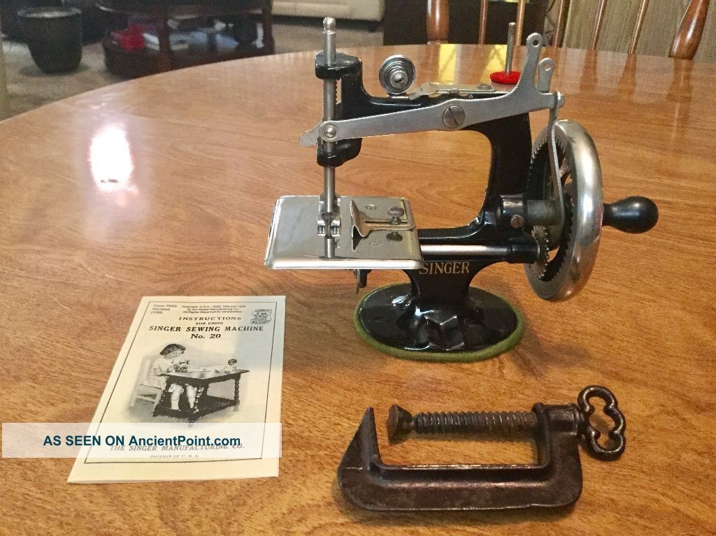 Rare 1922 Antique Vintage 3rd Singer 20 Small Child Toy Sewing Machine Sewing Machines photo