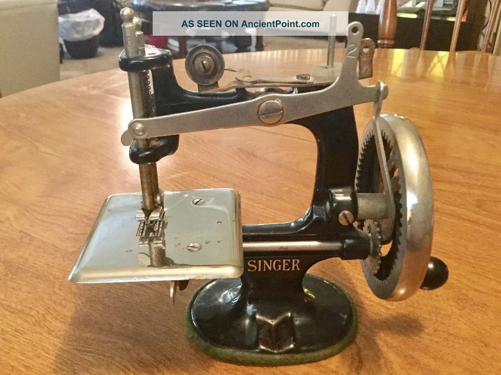 Good Rare 1922 Antique Vintage Singer 20 Small Child Min Toy Sewing Machine See Sewing Machines photo