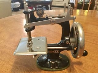 Good Rare 1922 Antique Vintage Singer 20 Small Child Min Toy Sewing Machine See photo