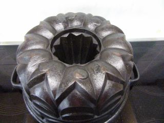 Antique Cast Iron Baking Cake Mold Bundt Cake Pan photo