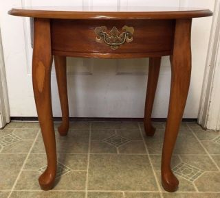 Vintage - Wood Queen Anne Round Side / End Table - photo