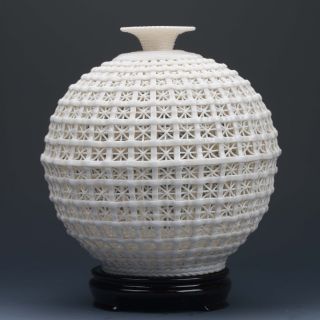 Chinese Porcelain Hand - Carved Hollowed Art White Vase G178 photo