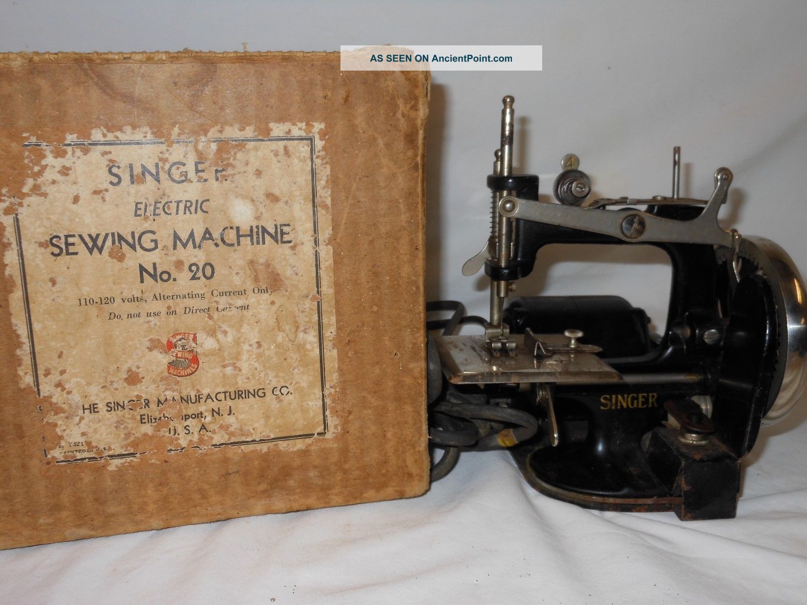 1920s Singer Miniature Sewing Machine Electric Toy Child Size No.  20 Sewing Machines photo