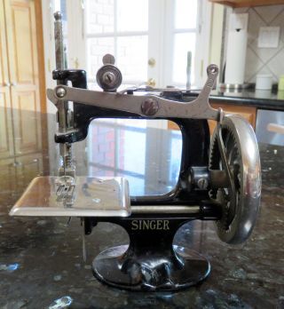 Singer Child ' S Children ' S Toy Sewing Machine Model 20 Hand Crank Cast Iron photo