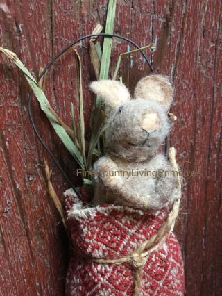 Primitive Country Colonial Coverlet Valentines Mouse Hanger Made In Usa photo