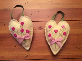 Prim Wool Felt Penny Rug Valentine Ornies Bowl Fillers Cream Hearts With Flowers photo
