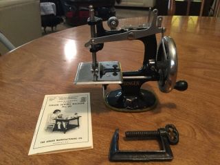 Niice Rare 1922 Antique Vintage Singer 20 Small Child Toy Mini Sewing Machine photo