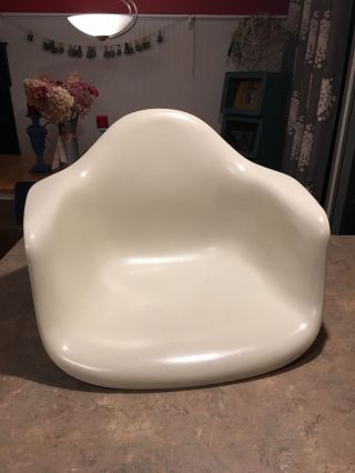 Herman Miller Eames Fiberglass Arm Shell Chair Bone White photo