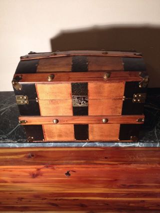 Antique Vintage Dome Humpback Wood Brass Banded Victorian Trunk 18 