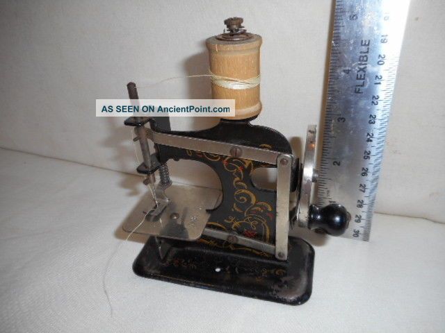 Child ' S Antique Hand Crank Black & Gold Metal Miniature Sewing Machine 90580 Sewing Machines photo