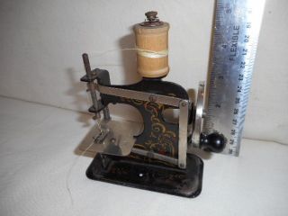 Child ' S Antique Hand Crank Black & Gold Metal Miniature Sewing Machine 90580 photo