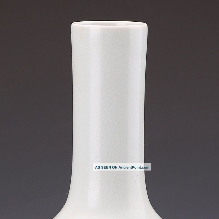 A Unique Chinese White Glaze Porcelain Globularshape Vase Vases photo