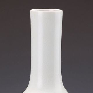 A Unique Chinese White Glaze Porcelain Globularshape Vase photo